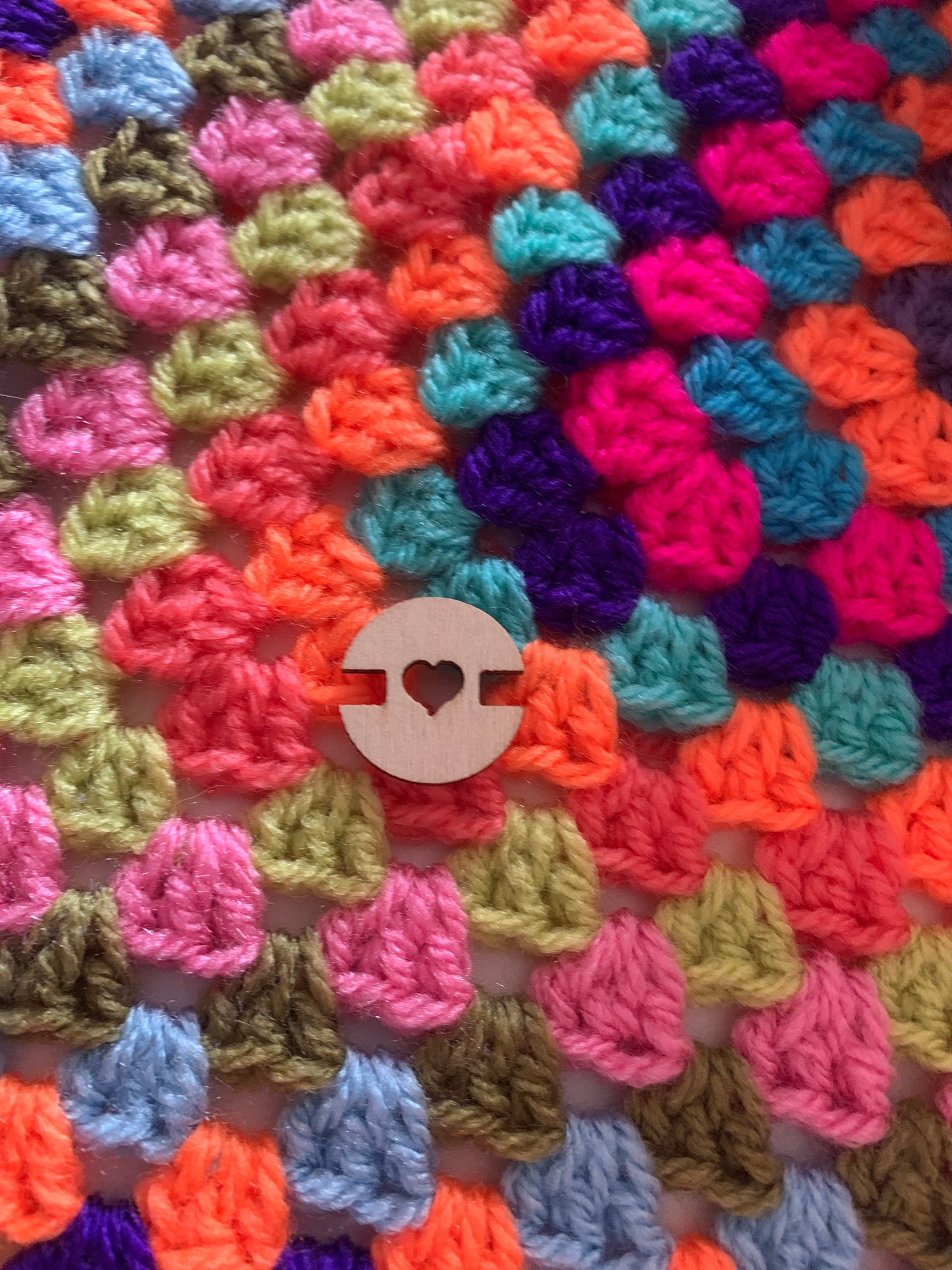 Wooden pom-pom keeper